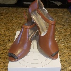 tan peep toe heels